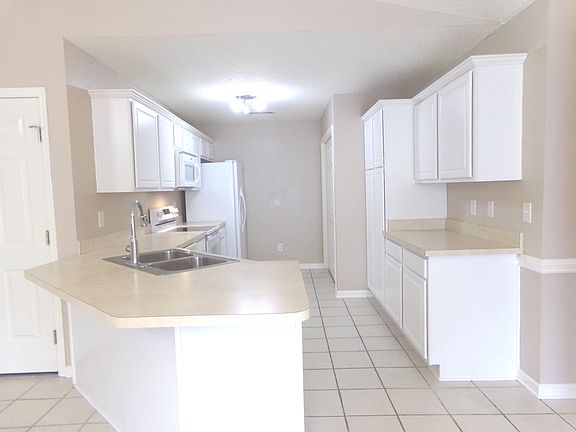 4th image of 409 Nordhoff St