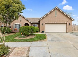 2612 W Newton Ct, Visalia, CA 93291