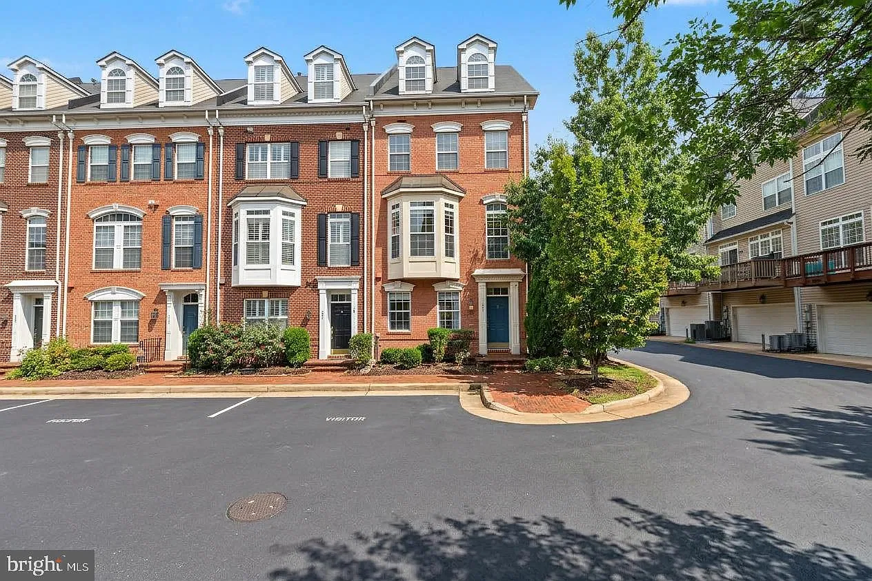 3 bed, 3.5 bath, 2400 sqft, $4,200 — Photo 1