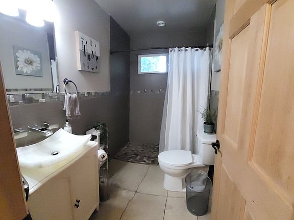2nd image of 11400 NE 131st St