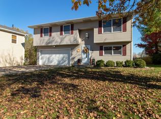 5 Moonstone Ct, Bloomington, IL 61704