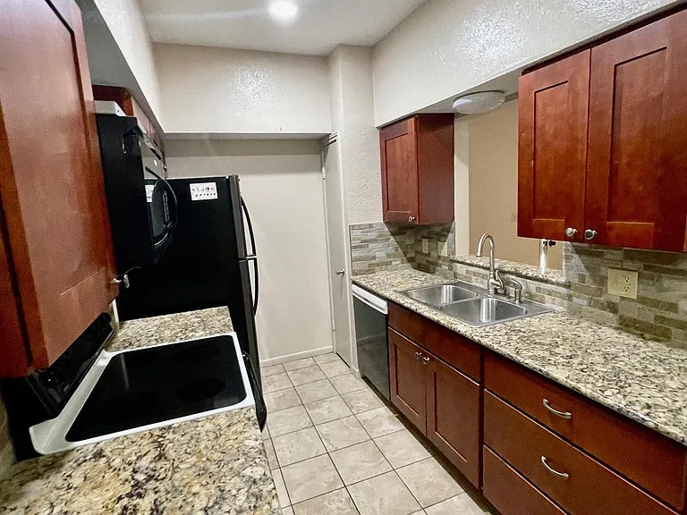 421 W San Antonio St #J1 — Photo 6