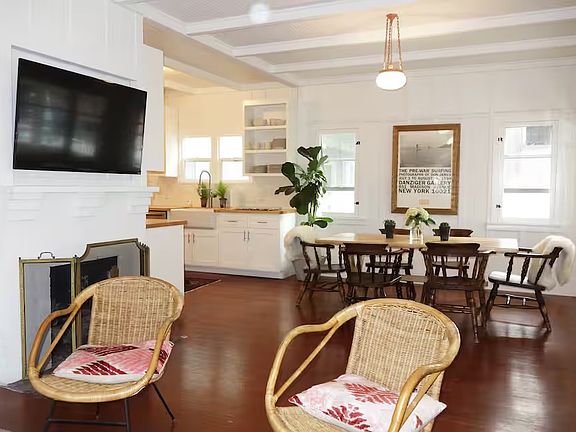 3rd image of 300 E Balboa Blvd #A