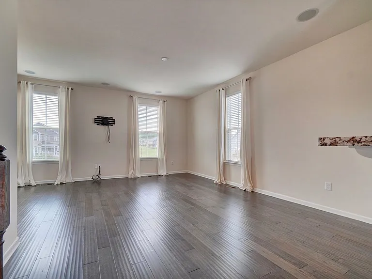 890 Olmstead St — Photo 9