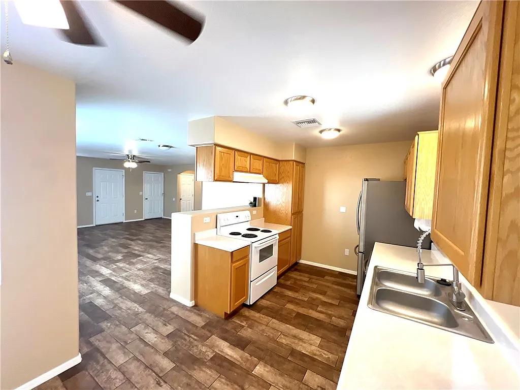 3 bed, 2.0 bath, 1144 sqft, $1,450 — Photo 3
