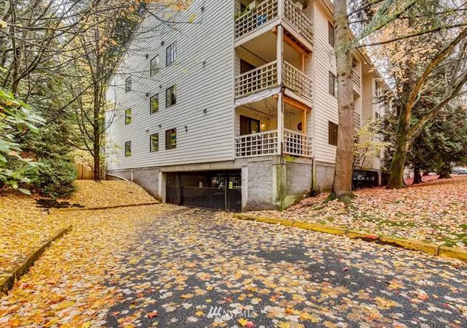 2 Bedroom Corner Unit, Excellent Location!! — Photo 3