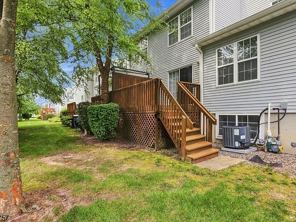 4th image of 9 Bridgepointe Dr