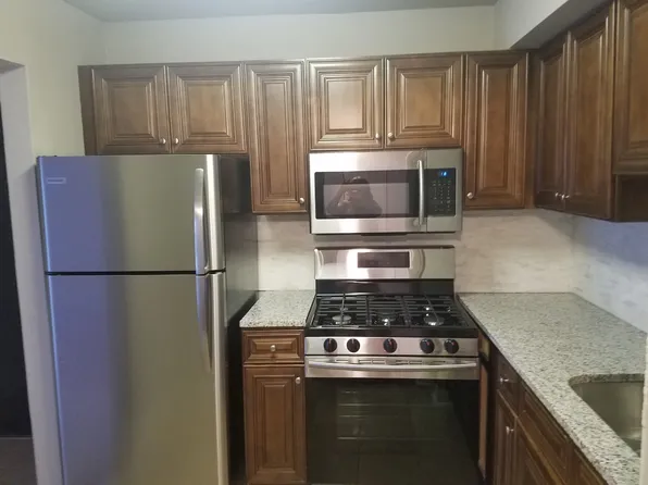 9S070 Lake Dr #1, Willowbrook, IL 60527