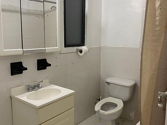 3rd image of 21 Lawrence St APT 4W