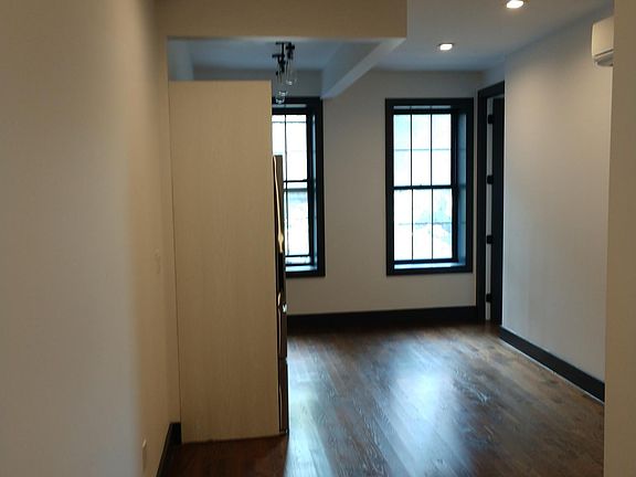5th image of 534 Jackson Ave #2A