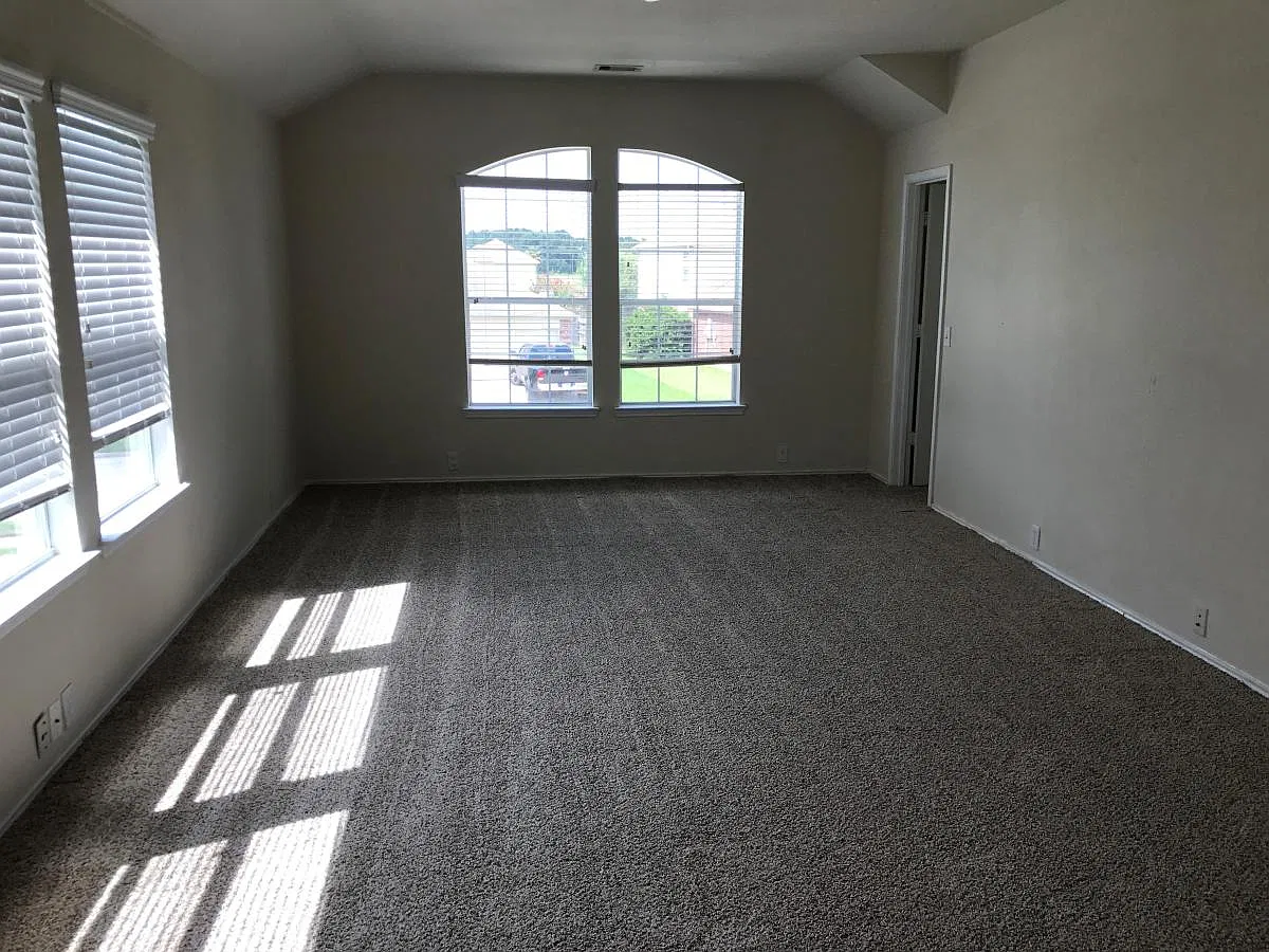 3 bed, 2.5 bath, 2677 sqft, $2,350 — Photo 4