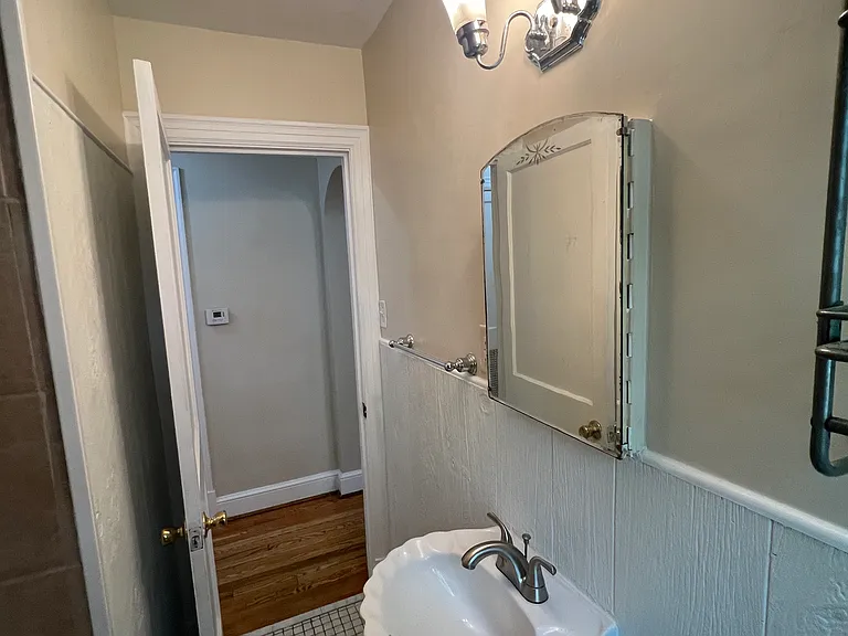 1sr floor bathroom