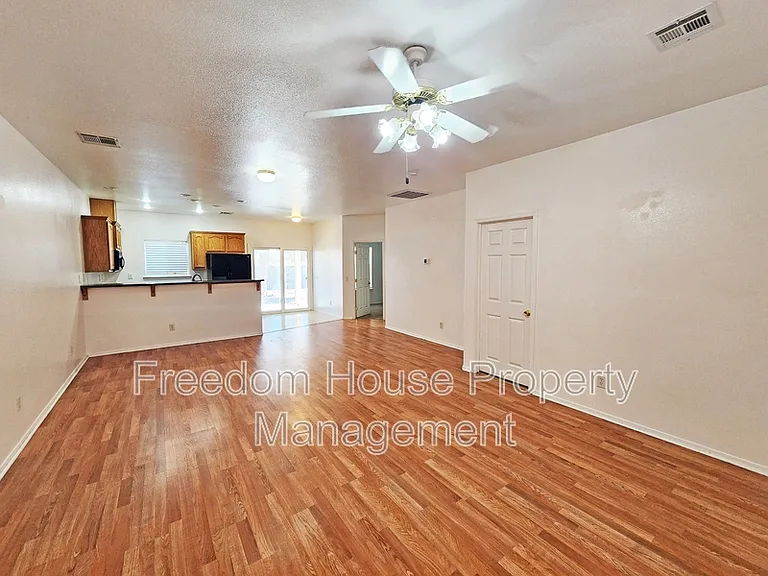 530 E Bourbon St #4 — Photo 8