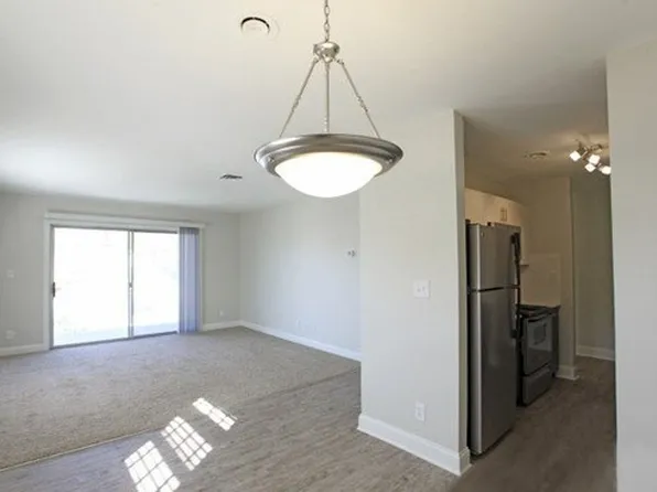 Phillips Place, 301 N Mendenhall St APT 13, Greensboro, NC 27401