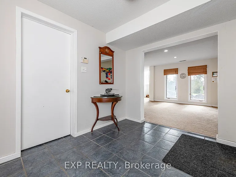 1238 Barnwell Cres — Photo 5