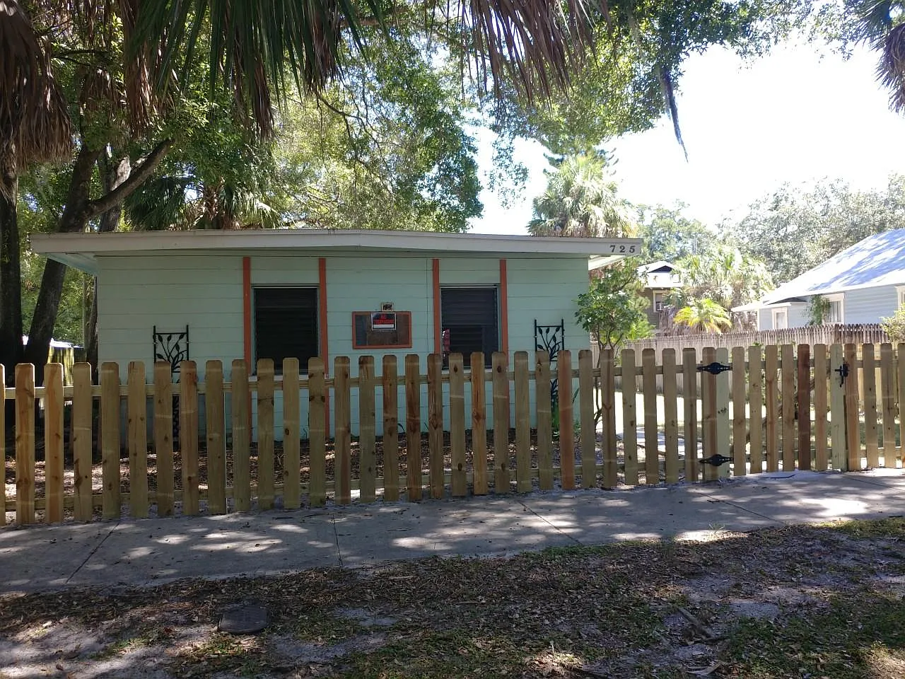 725 Jackson St N — Photo 1