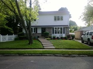 286 Ringwood Dr, Wantagh, NY 11793