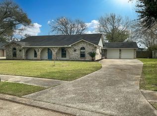 113 Flag Dr E, Lake Jackson, TX 77566