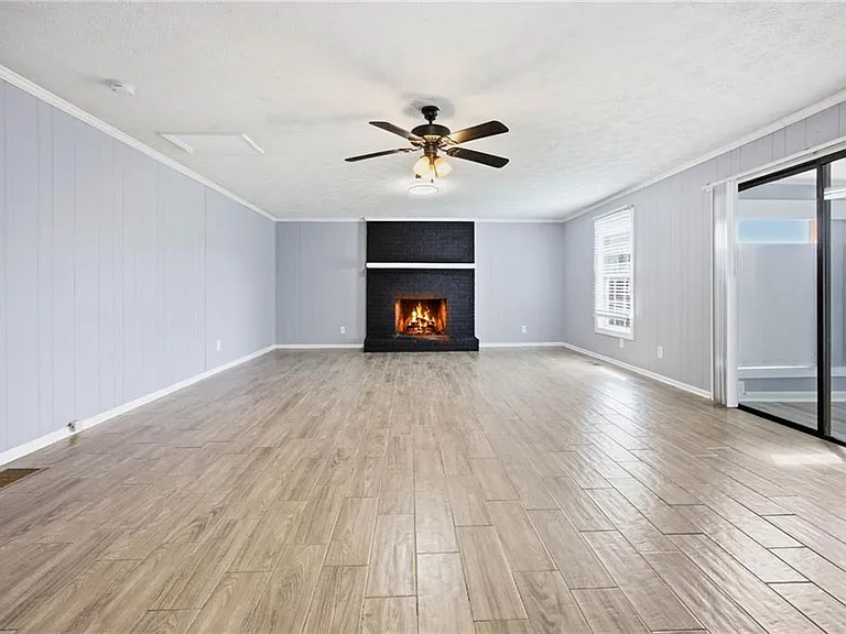 421 E Crogan St — Photo 13