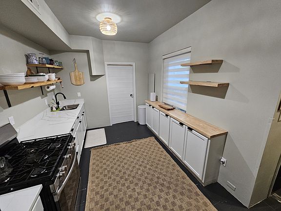 4th image of 101 1/2 S Pine St