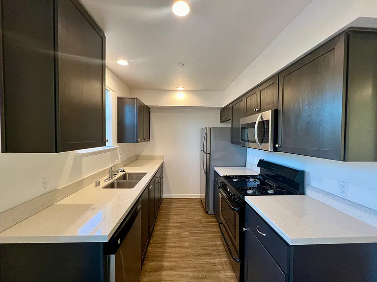 Esposti Park Apartments — Photo 28