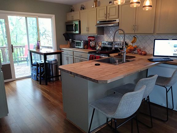3rd image of 607 Overhill Dr