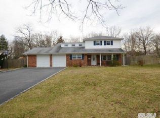 33 Marshmallow Dr, Commack, NY 11725