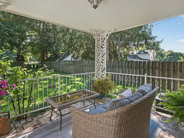 115 Oak Knolls Ave — Photo 3