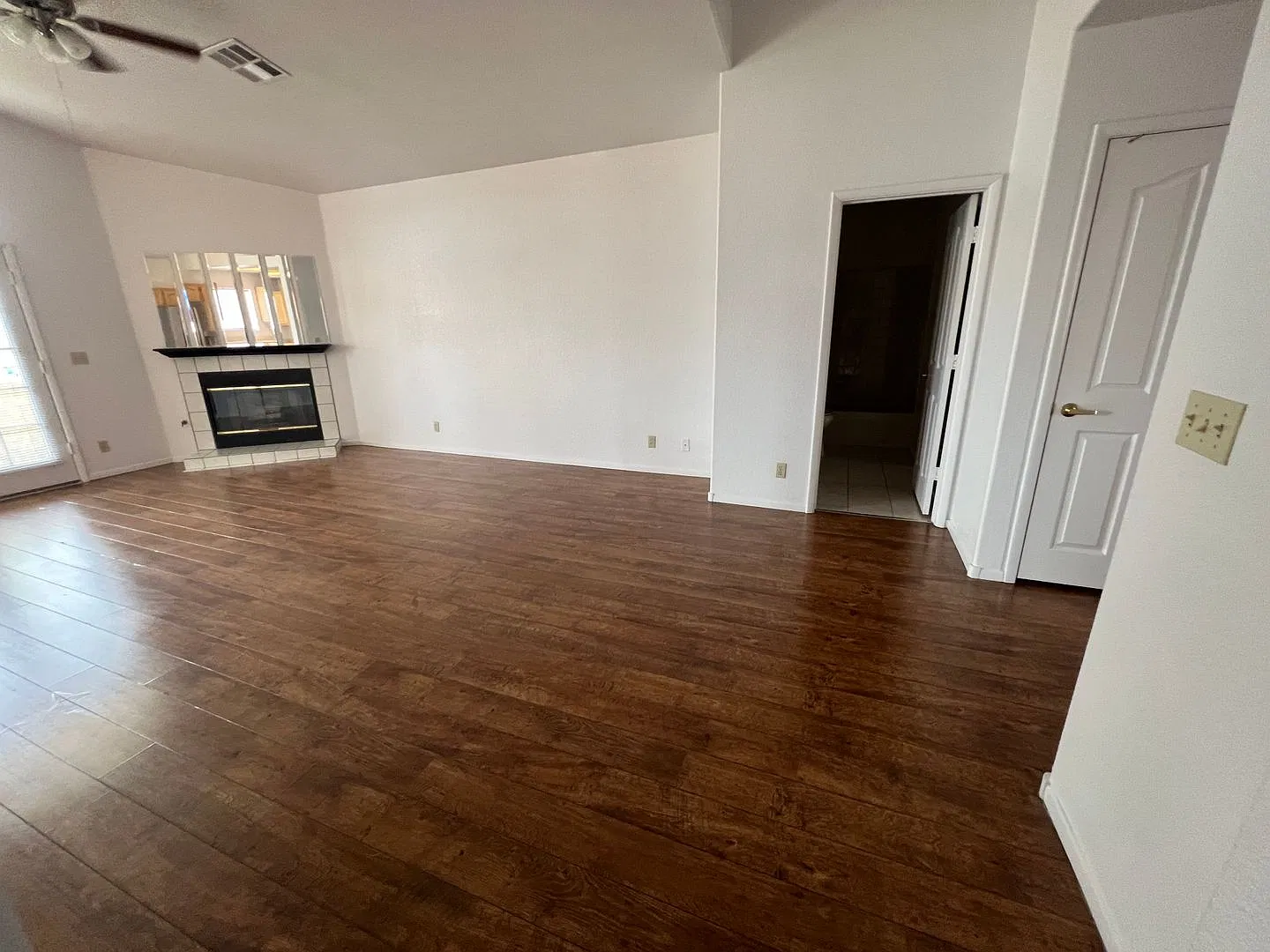 Spacious 2-Bedroom Las Vegas Townhouse with Private Balcony & Community Pool — Photo 4