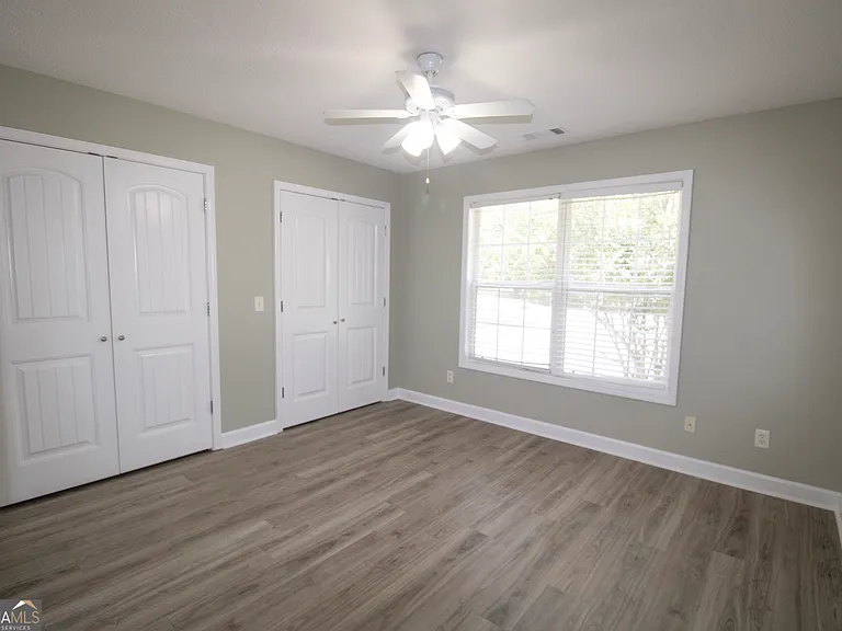 305 Sterling Ct — Photo 10
