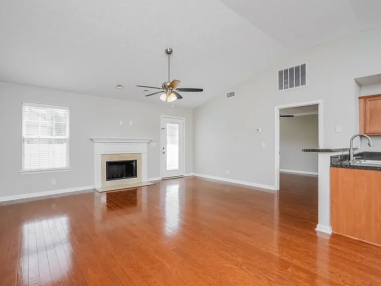 3327 Velvet Ct — Photo 4