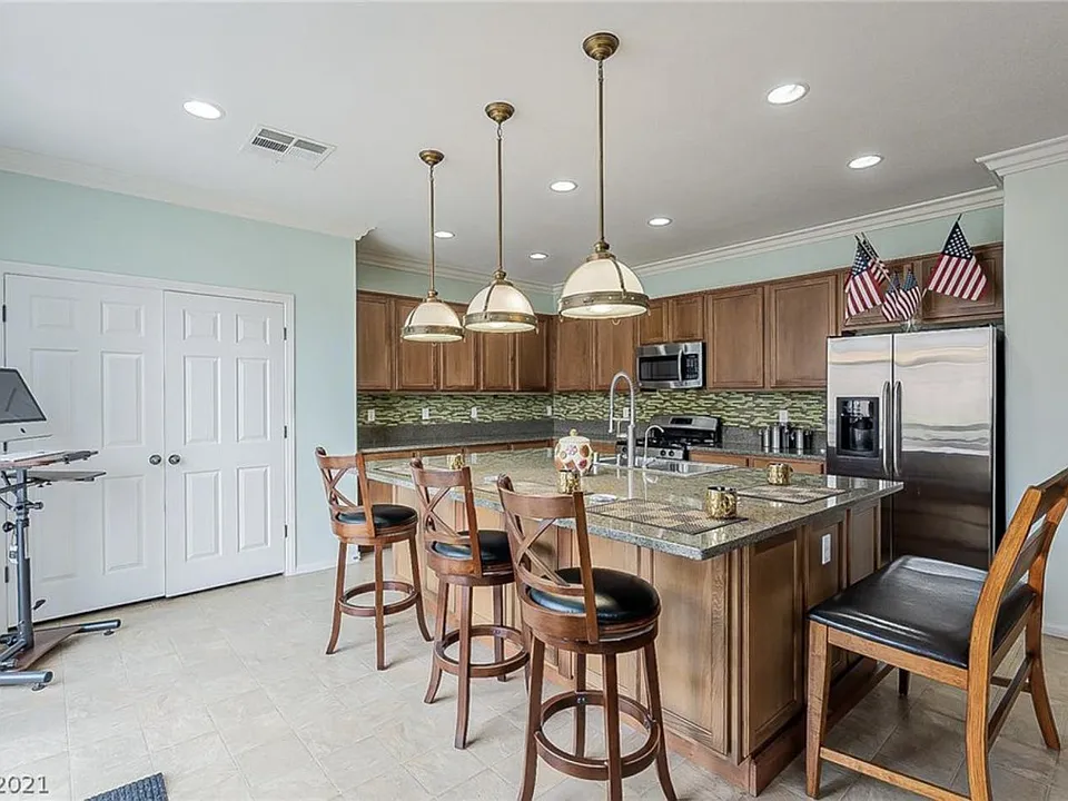 1812 Luna Vista Pl