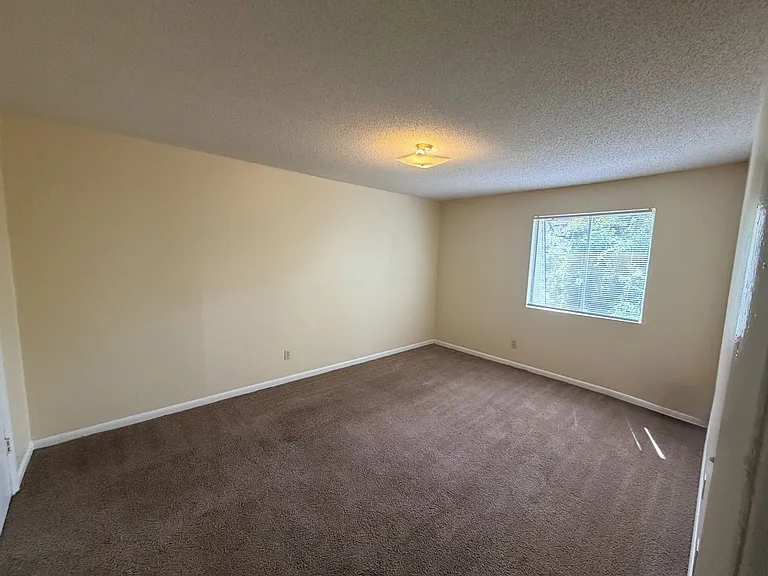 University Square Apartments — Photo 19