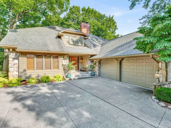 20180 Village Dr, Beverly Hills, MI 48025