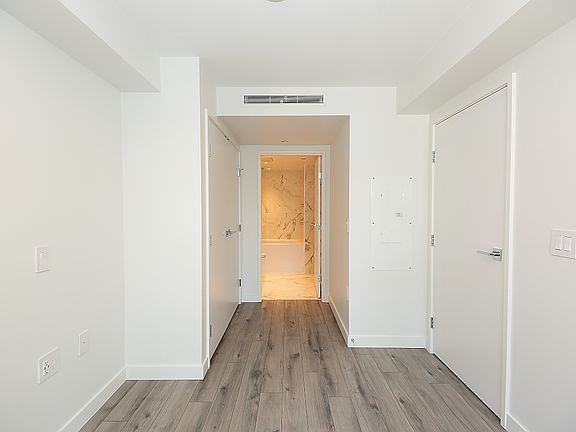 5th image of 1107 Richards St #513