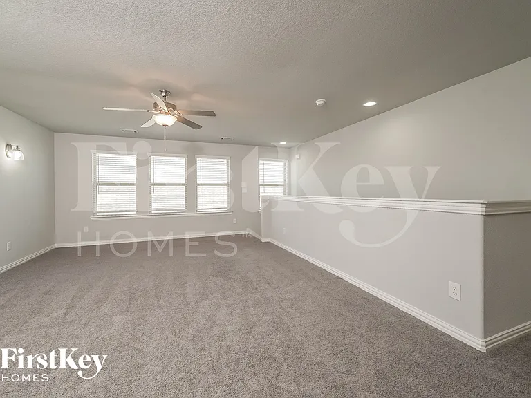 705 Bluebird Way — Photo 6