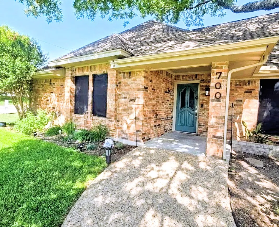 4 bed, 1816 sqft, $1,825 — Photo 1