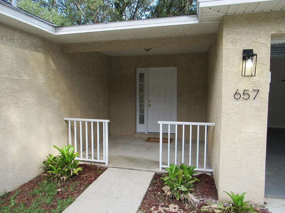 657 Intracoastal Cir