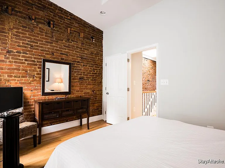 221 E St NE — Photo 19