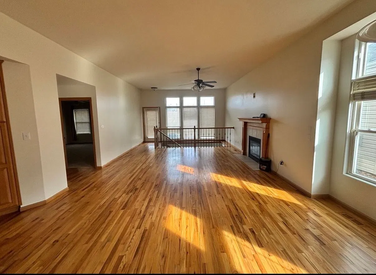 3 bed, 2370 sqft, $2,200 — Photo 4