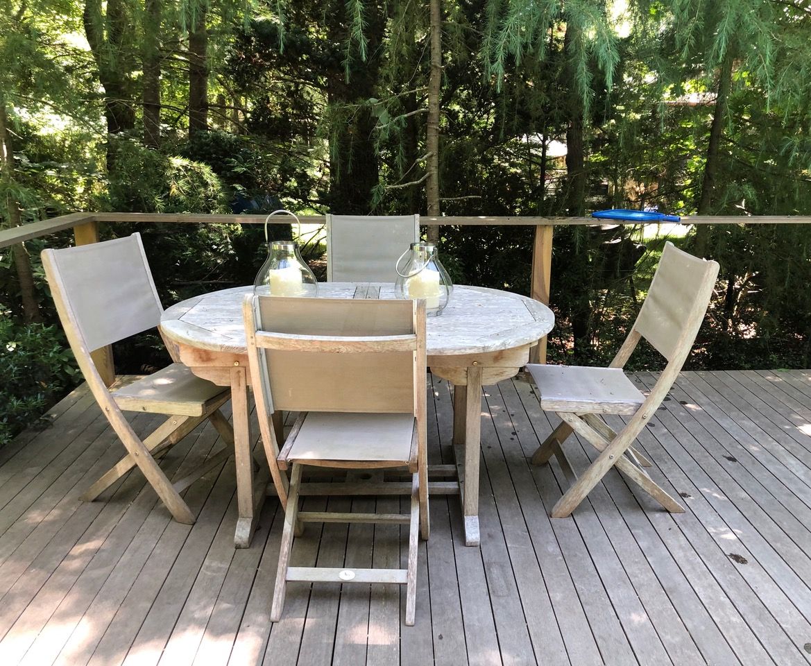  Pool side dinning table expands for a party