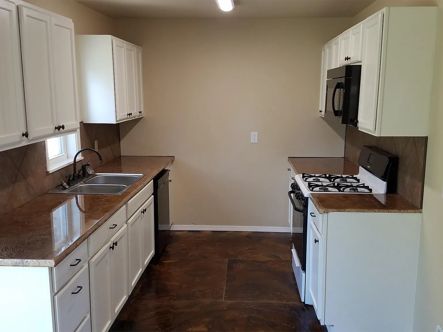 355 Oak N - 0 Pet - 1 — Photo 4
