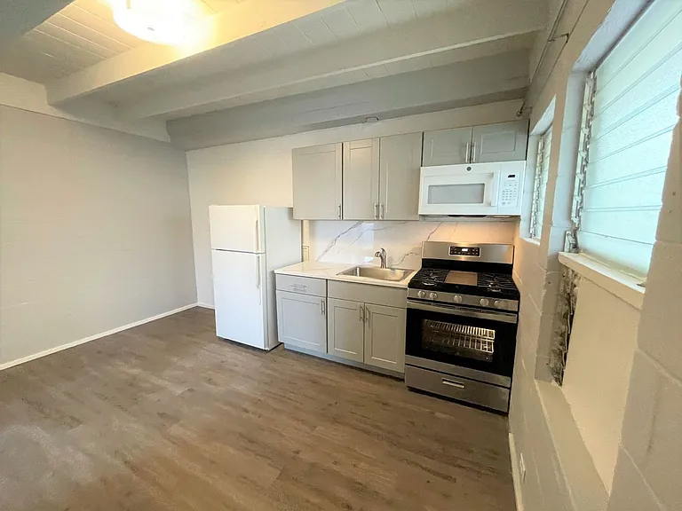 1135 Rycroft St — Photo 3