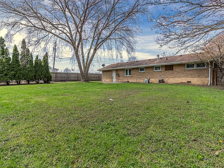 2106 Campbell Dr — Photo 3