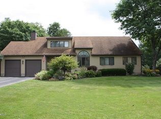 7 Meadow Ridge Dr, Pittsfield, MA 01201