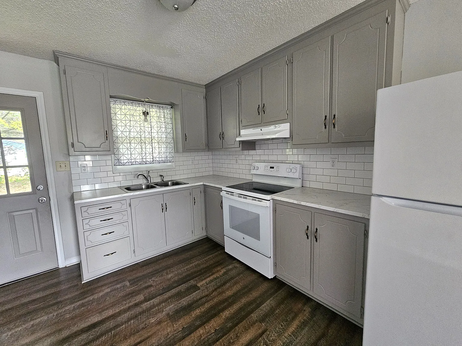 Delview Triplex (400 Delview Rd) (Vickie) - C — Photo 4