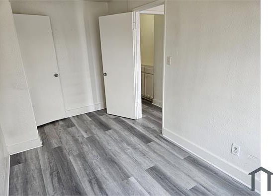 5th image of 1119 E 107th St