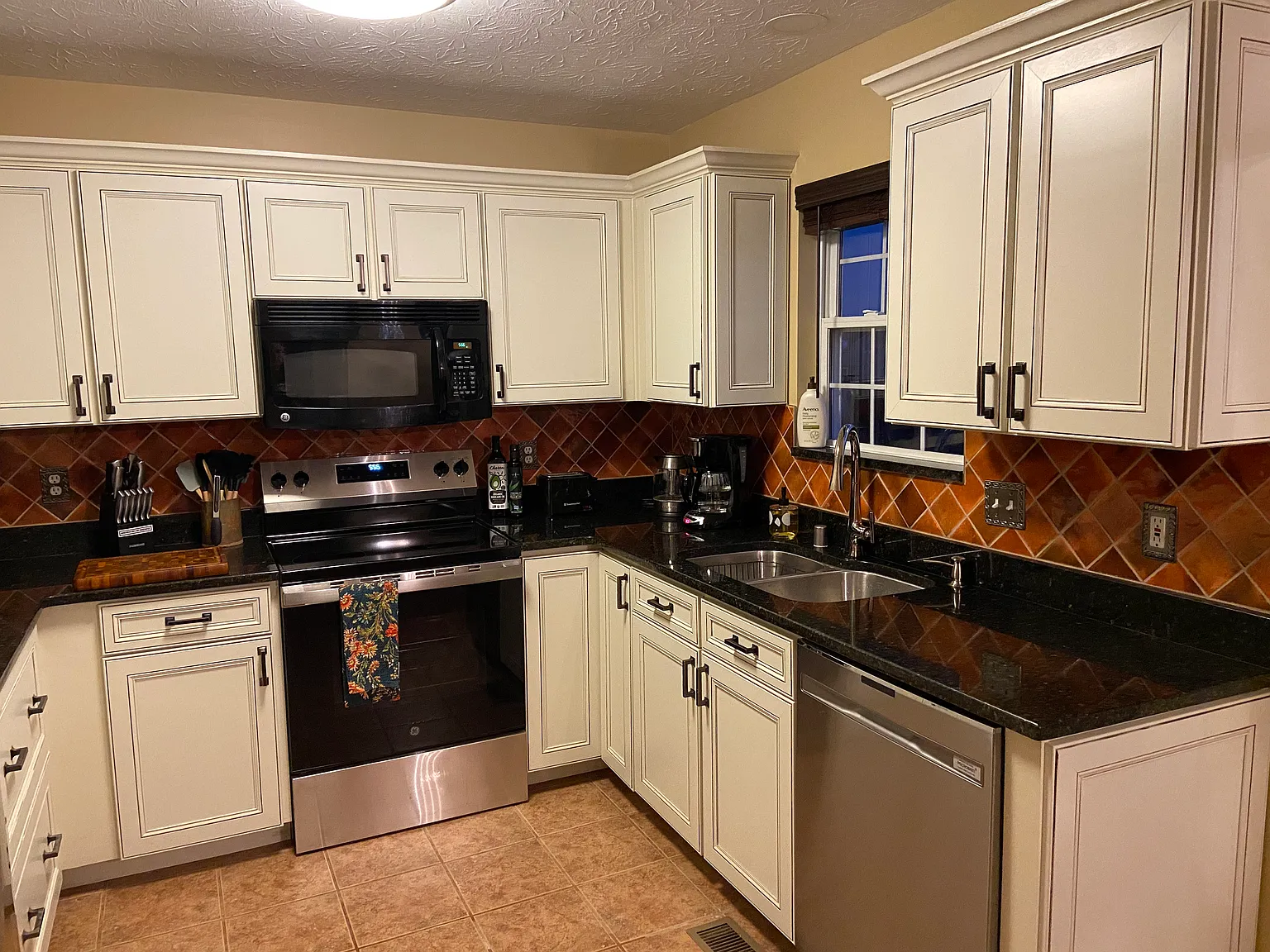 3 bed, 3.5 bath, 1940 sqft, $3,250 — Photo 4