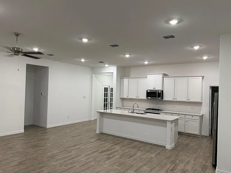 2513 Birchcrest Dr — Photo 2