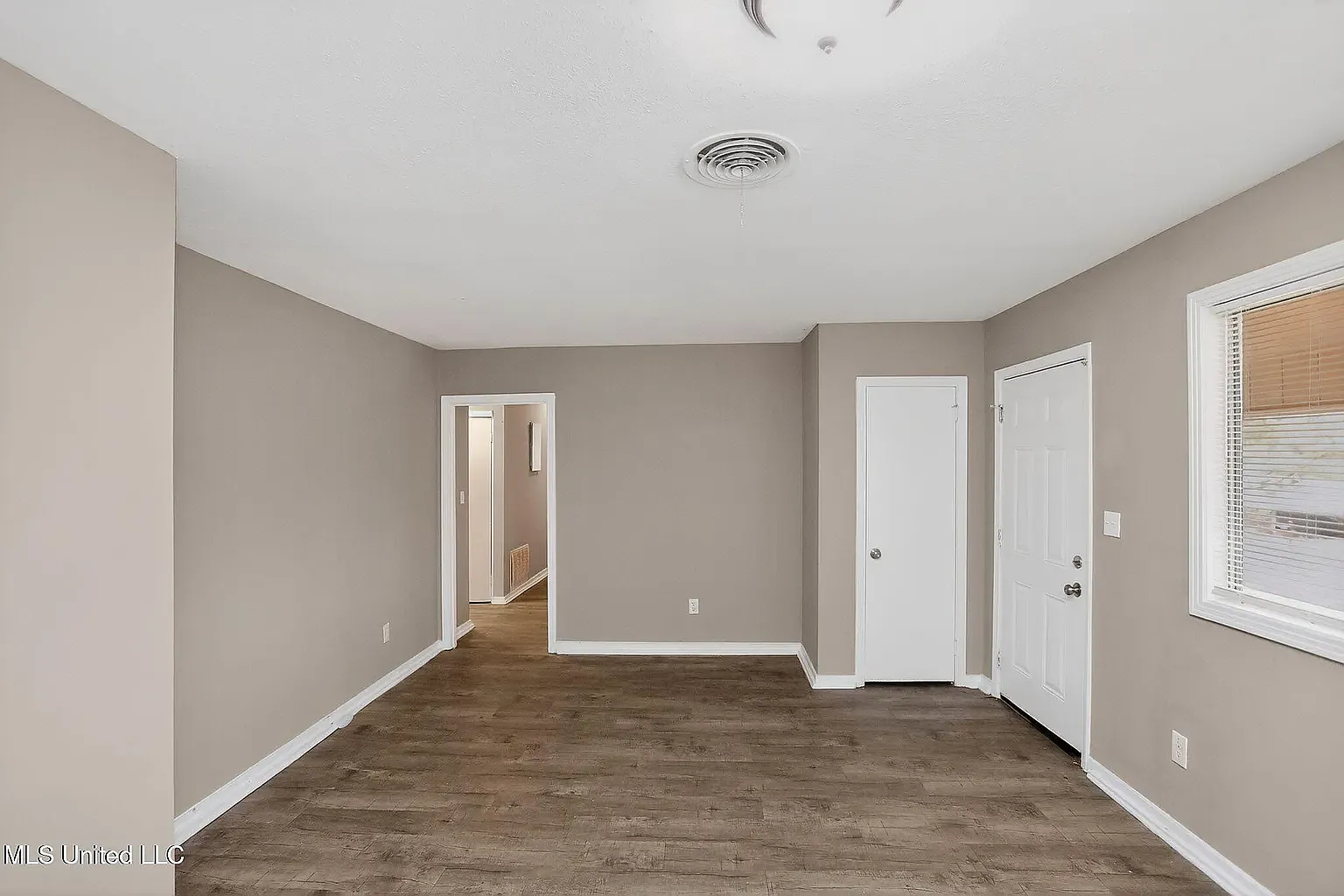 3 bed, 1196 sqft, $1,100 — Photo 3